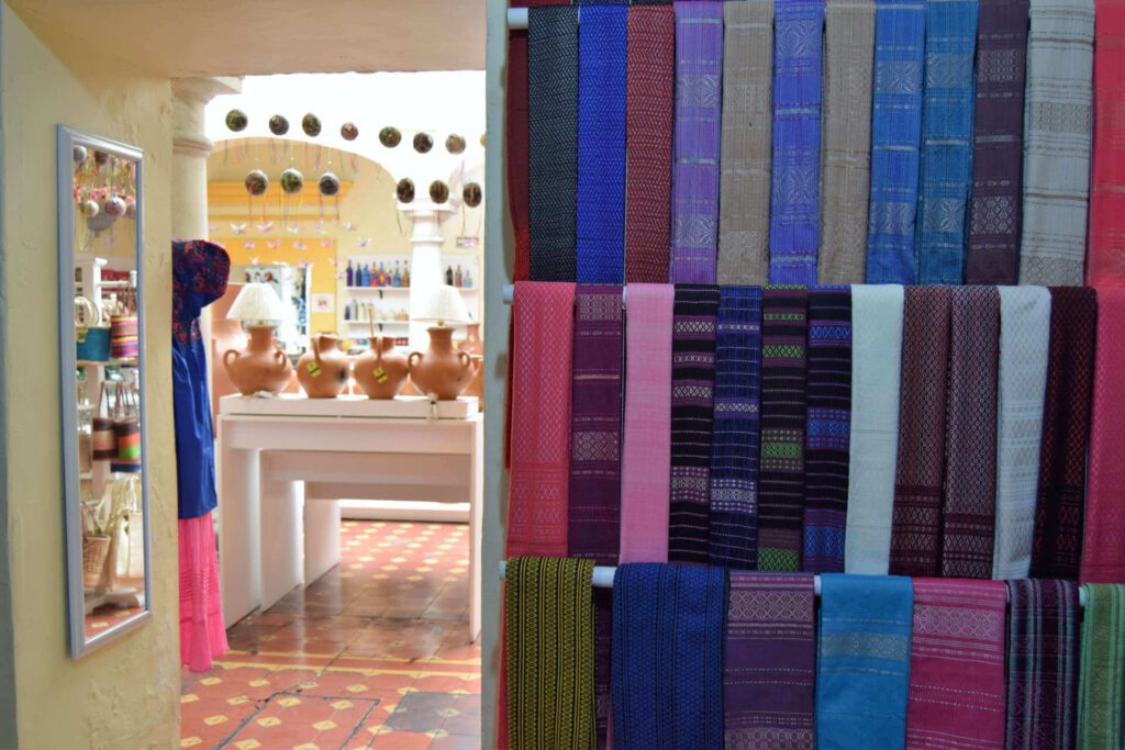 La Plaza-Artesanías de Oaxaca-Textiles de Algodón-Contacto